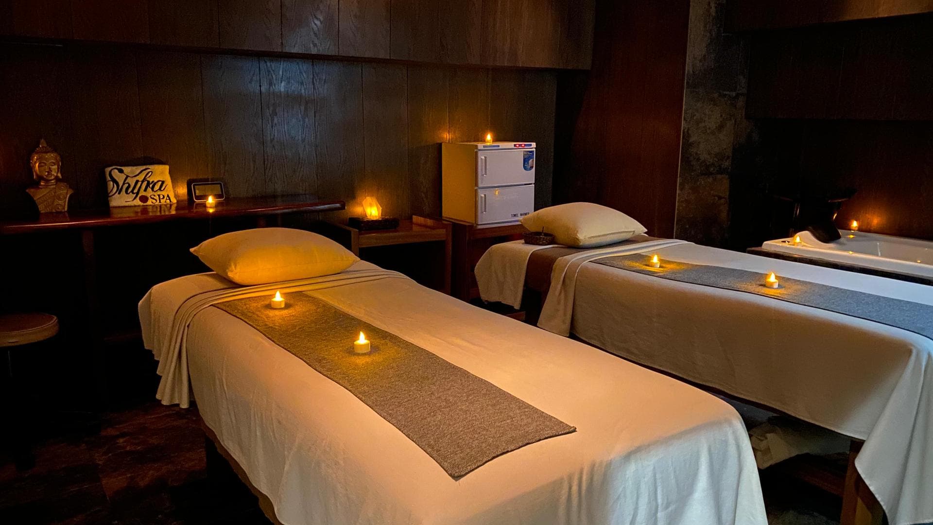 masaje facial relajante a la luz de las velas
